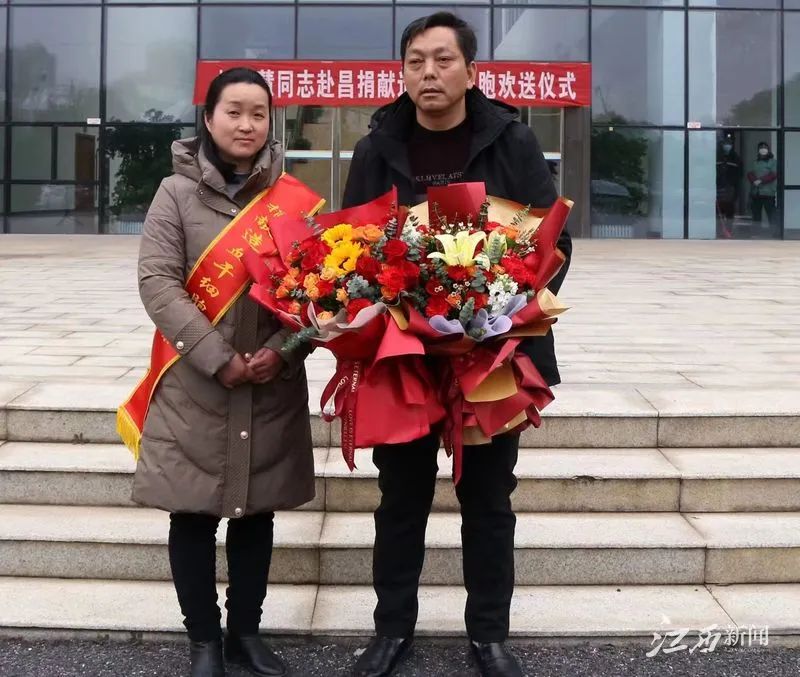 造血干細(xì)胞捐獻(xiàn)者楊女士，左一.jpg